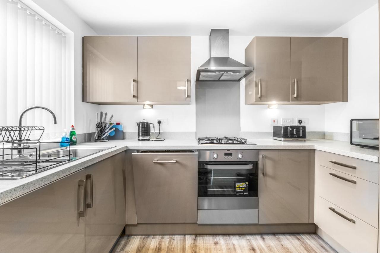 Luxury 2 Bed House City Centre ✘ Bbq & Garden ☆ Family Friendly→ Swingball & Outdoor Furniture - Free Parking → With 50 Inch Smart Tv, Free Netflix & Wifi ✘ Comfy Seating Area - By Maevela Birmingam Exterior foto