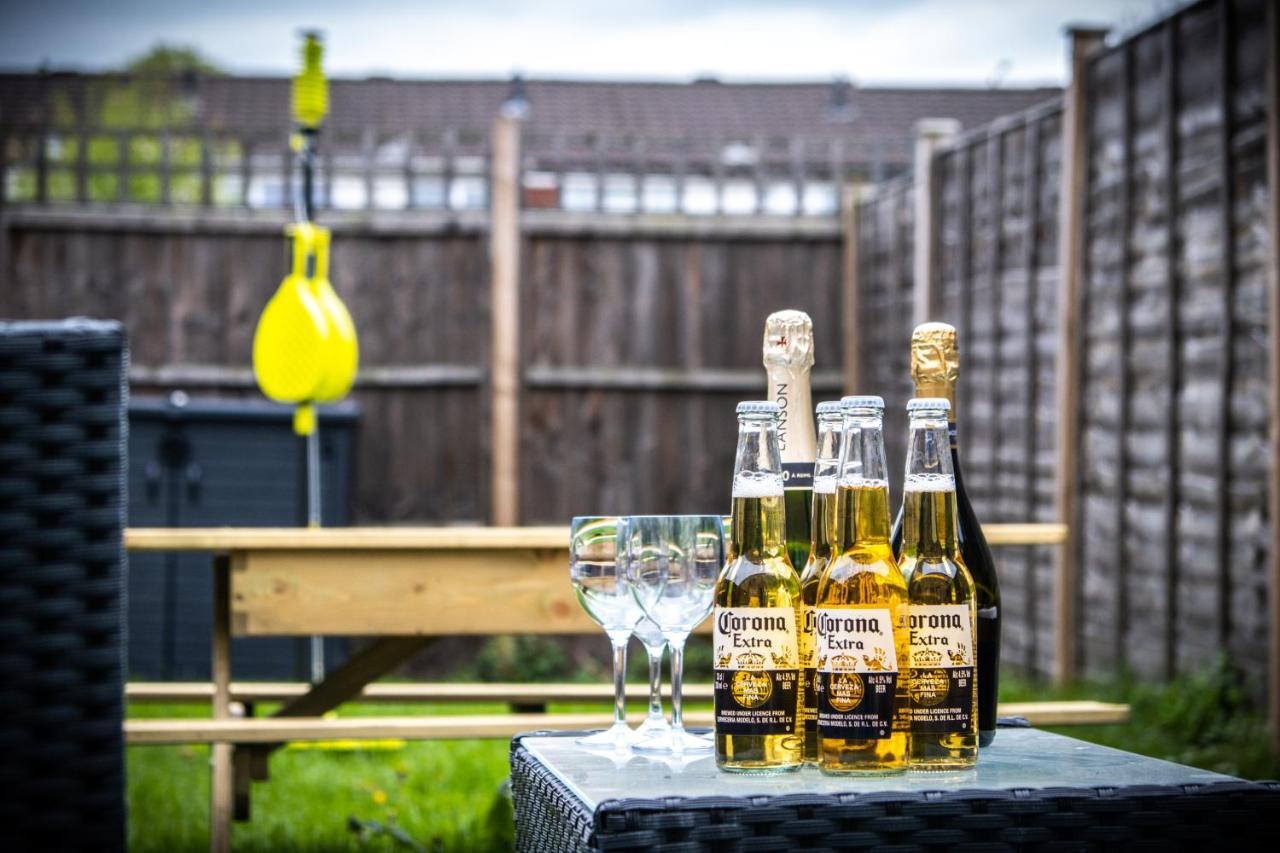 Luxury 2 Bed House City Centre ✘ Bbq & Garden ☆ Family Friendly→ Swingball & Outdoor Furniture - Free Parking → With 50 Inch Smart Tv, Free Netflix & Wifi ✘ Comfy Seating Area - By Maevela Birmingam Exterior foto