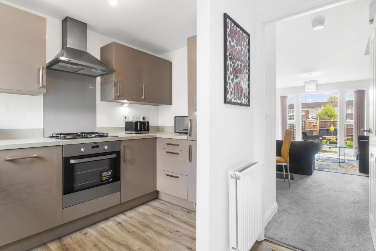 Luxury 2 Bed House City Centre ✘ Bbq & Garden ☆ Family Friendly→ Swingball & Outdoor Furniture - Free Parking → With 50 Inch Smart Tv, Free Netflix & Wifi ✘ Comfy Seating Area - By Maevela Birmingam Exterior foto