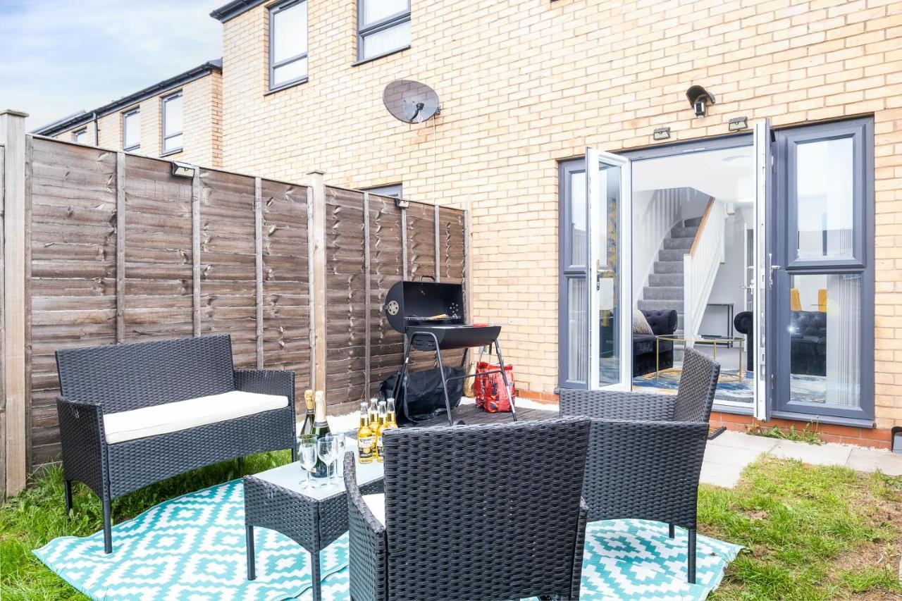 Luxury 2 Bed House City Centre ✘ Bbq & Garden ☆ Family Friendly→ Swingball & Outdoor Furniture - Free Parking → With 50 Inch Smart Tv, Free Netflix & Wifi ✘ Comfy Seating Area - By Maevela Birmingam Exterior foto